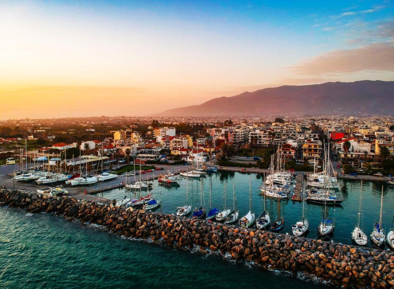 Kalamata'S Sunny Retreat Near The Historic Center Exterior photo