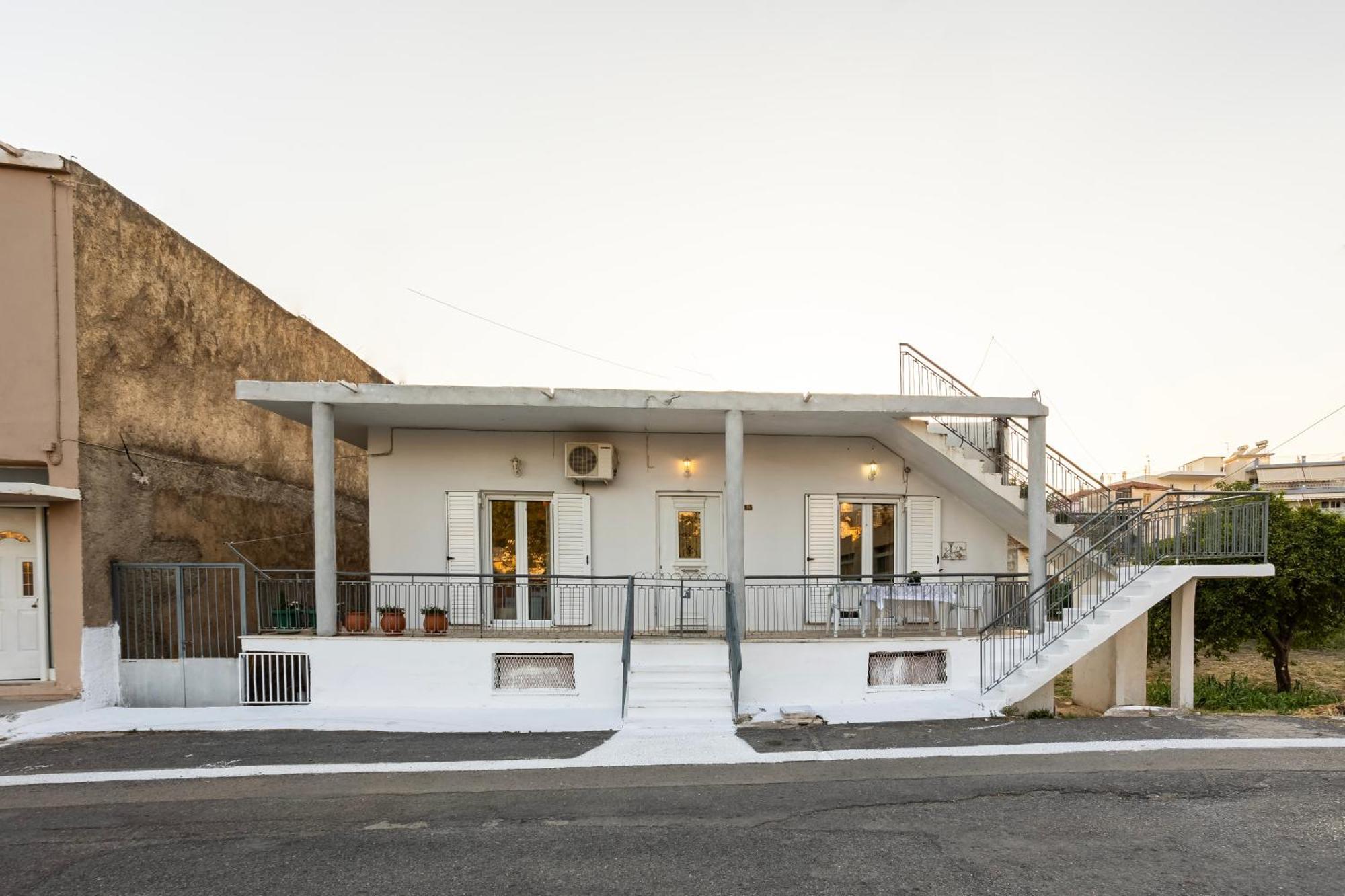 Kalamata'S Sunny Retreat Near The Historic Center Exterior photo